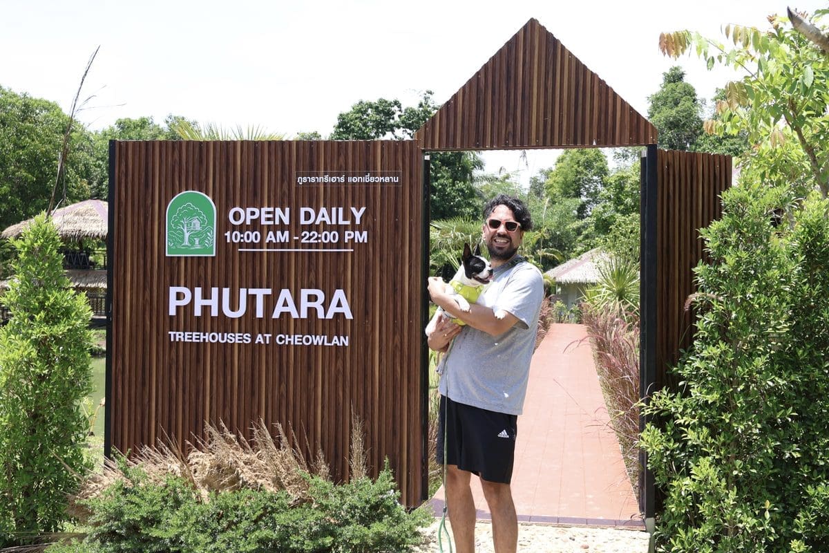 อากิระเดินทางถึงทางเข้าภูธารา ทรีเฮาส์ (Phutara Treehouses) สุราษฎร์ธานี